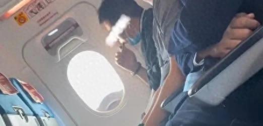 中鼎策略 厦航被曝“乘客机上吸电子烟”！客服称绝对禁止，将上报核查