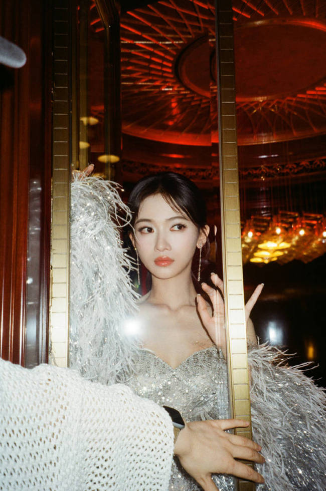 吴谨言化身复古摩登女郎 抹胸亮片勾勒曼妙身材