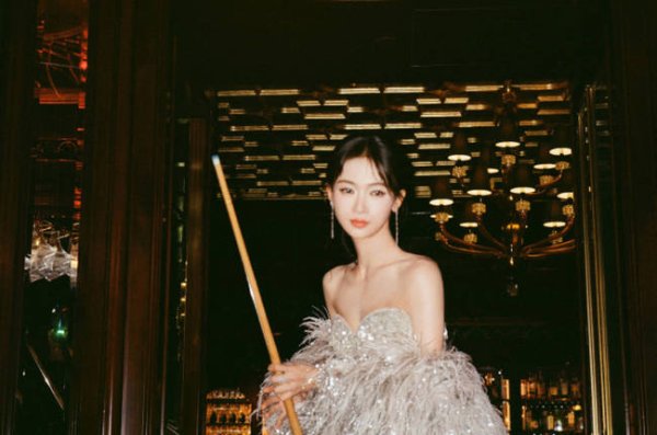 兴业配资 吴谨言化身复古摩登女郎 抹胸亮片勾勒曼妙身材