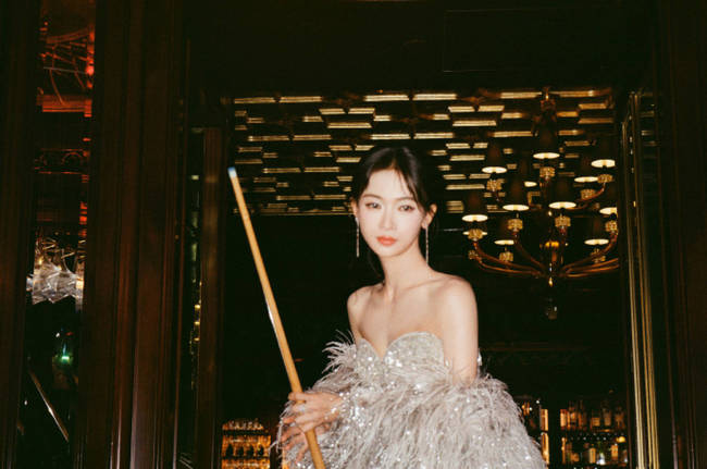 吴谨言化身复古摩登女郎 抹胸亮片勾勒曼妙身材