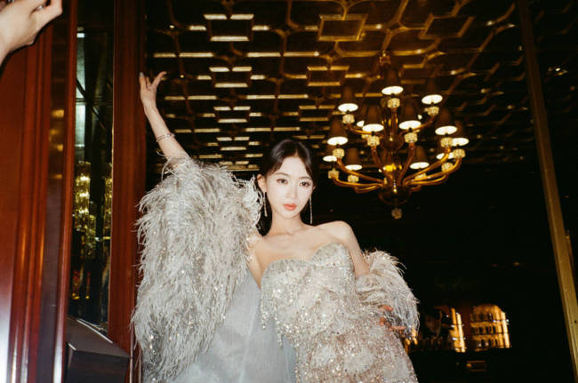 吴谨言化身复古摩登女郎 抹胸亮片勾勒曼妙身材