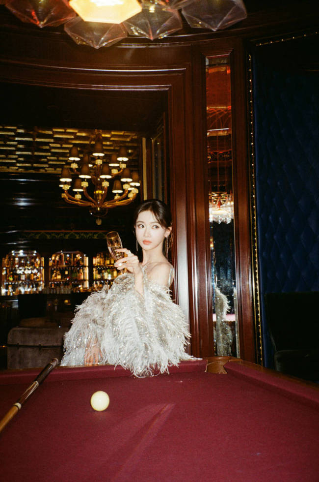 吴谨言化身复古摩登女郎 抹胸亮片勾勒曼妙身材