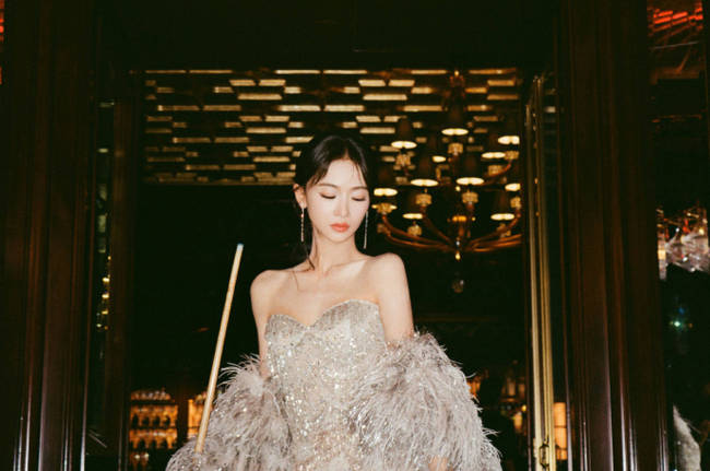 吴谨言化身复古摩登女郎 抹胸亮片勾勒曼妙身材