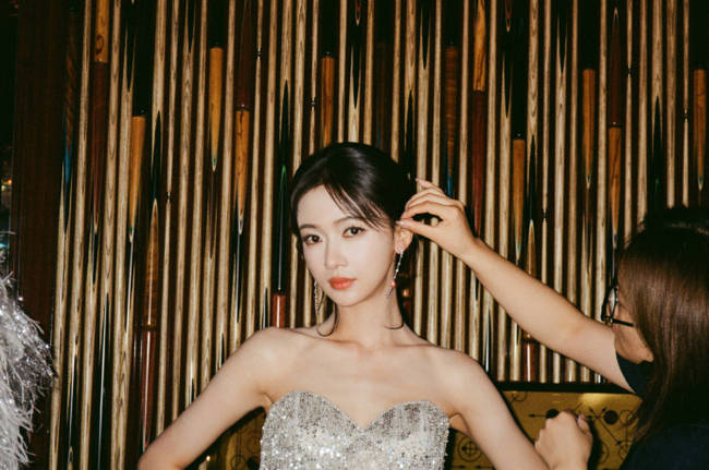 吴谨言化身复古摩登女郎 抹胸亮片勾勒曼妙身材