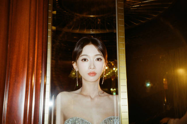 吴谨言化身复古摩登女郎 抹胸亮片勾勒曼妙身材