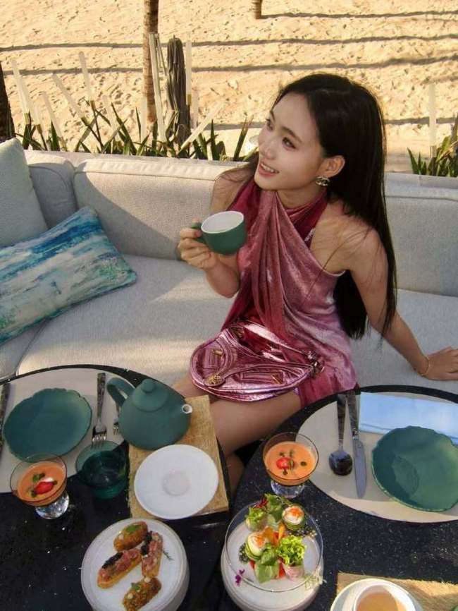 小S二女儿Lily晒海边度假照 穿挂脖短裙精致美艳