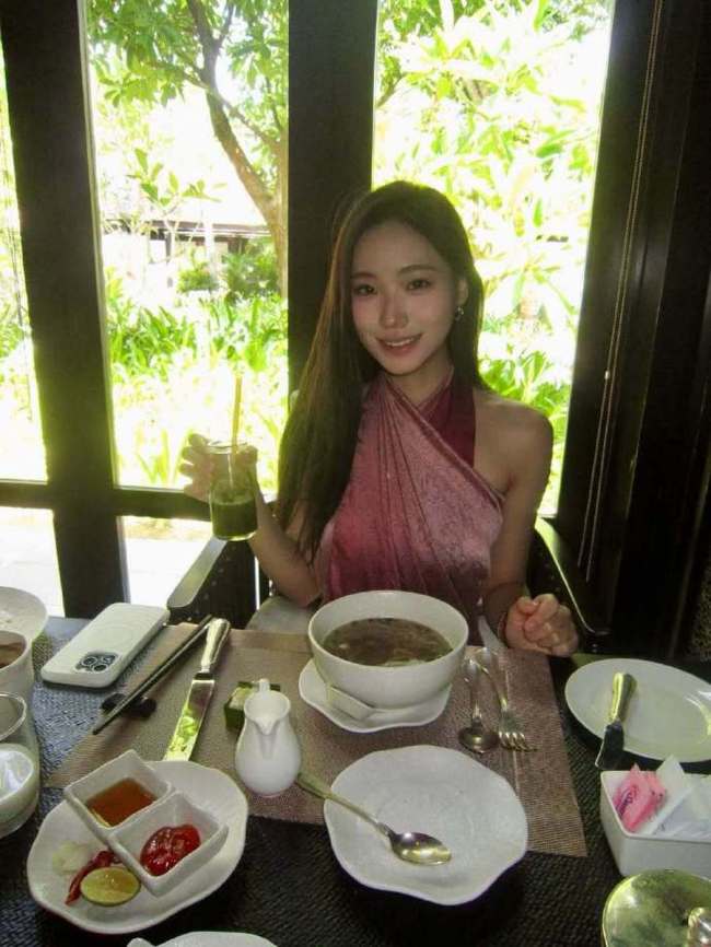 小S二女儿Lily晒海边度假照 穿挂脖短裙精致美艳