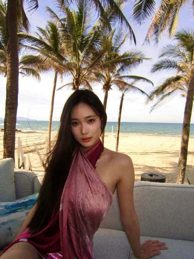 小S二女儿Lily晒海边度假照 穿挂脖短裙精致美艳