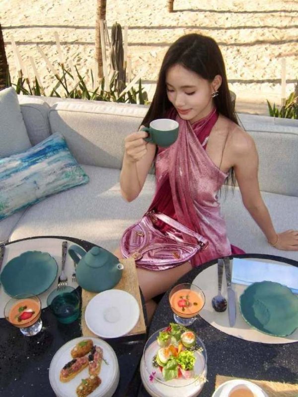 财富家 小S二女儿Lily晒海边度假照 穿挂脖短裙精致美艳