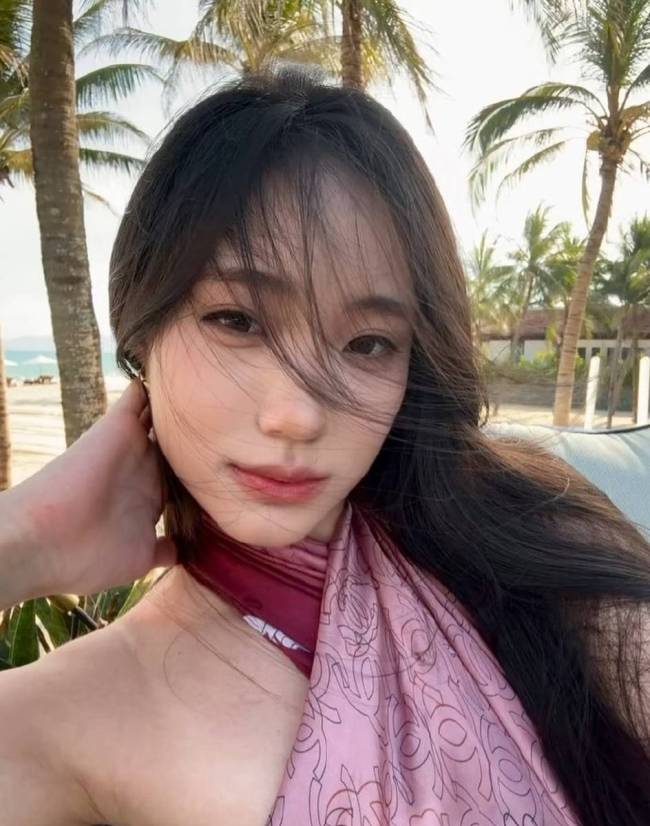 小S二女儿Lily晒海边度假照 穿挂脖短裙精致美艳