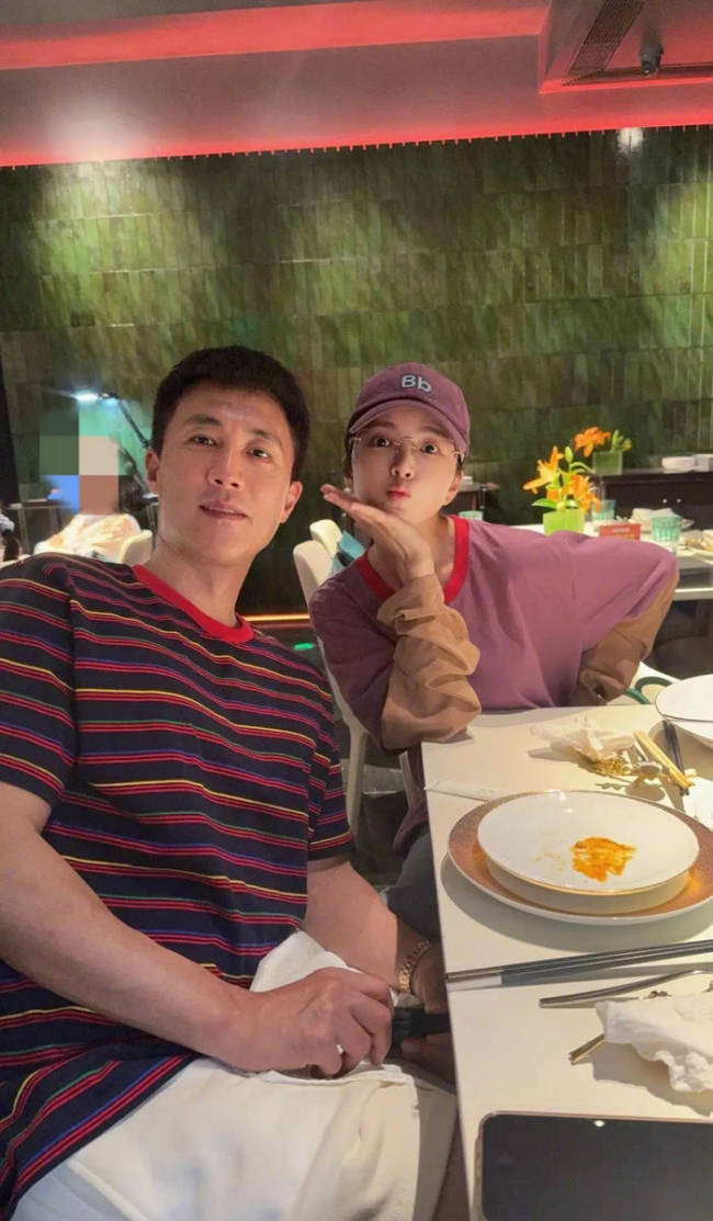 杜淳王灿带女儿去阿那亚过暑假！海边合影好温馨