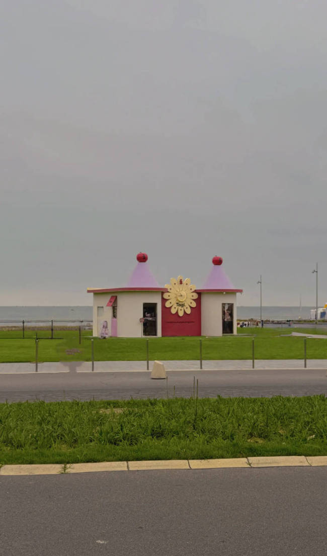 杜淳王灿带女儿去阿那亚过暑假！海边合影好温馨