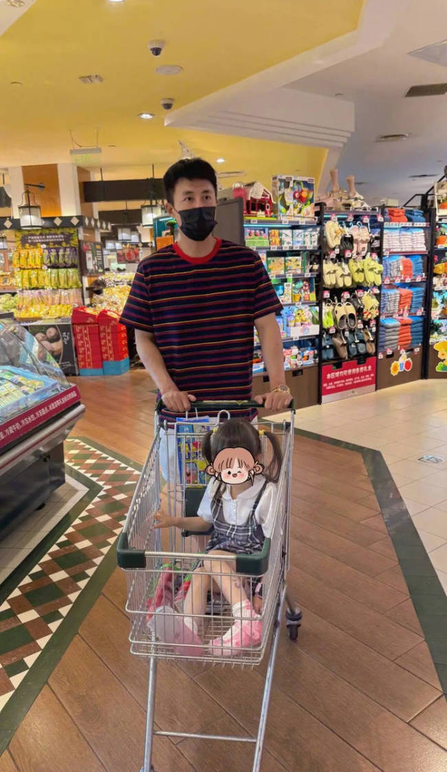 杜淳王灿带女儿去阿那亚过暑假！海边合影好温馨