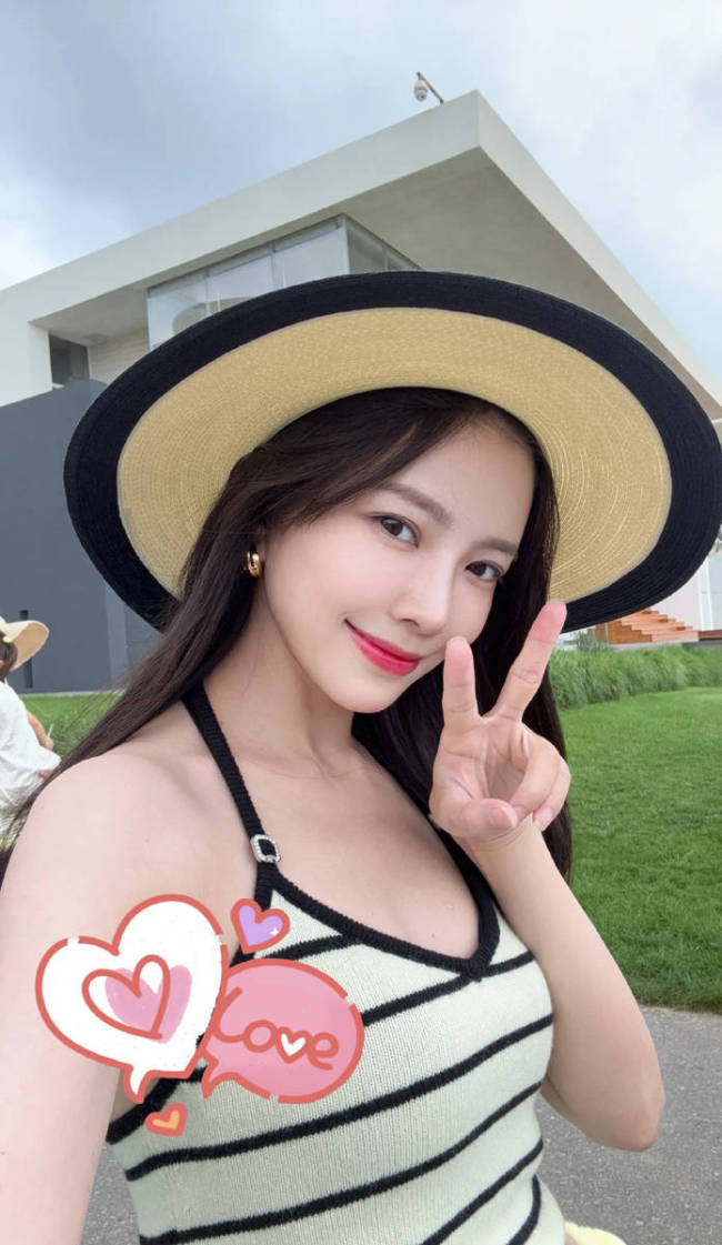 杜淳王灿带女儿去阿那亚过暑假！海边合影好温馨