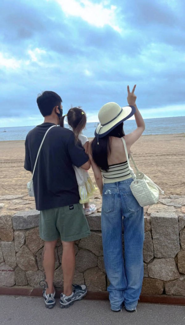 大赢家 杜淳王灿带女儿去阿那亚过暑假！海边合影好温馨