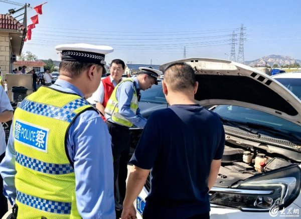 鼎豪投资 私家车在黄岛服务区抛锚熄火，董胶高速交警及时救助除隐患