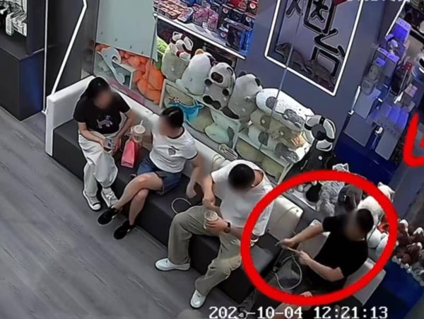 富邦配资 手机店免费充电无缘无故撕坏充电线？涉事男子电话致歉录音曝光：自称店主踹凳子吓到自己，要求处理未打码监控视频